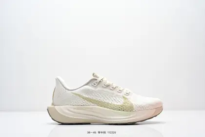 耐克Nike Pegasus Plus 超跑飞马网面训练纯原跑步鞋CK4318-018,采用全掌ZoomX中底技术,具有即刻可用的回弹性能和推动感,无需长时间磨合即可体验优异反馈. 1核心技术特点:ZoomX中底:相比传统Zoom气垫,ZoomX材质无需磨合即可发挥优异回弹性能,提供即时反馈和推进力,适合追求快速响应的跑者.轻量化设计:中底密度梯度优化,前掌密度低至0.82g/cm3,后跟密度提升至1.05g/cm3,兼顾缓震与支撑性能. 支撑升级:采用3D打印TPU框架替代传统支撑撑条,精准适配足部形态,减少足部内翻风险. 货号:FQ7261 编号:112225